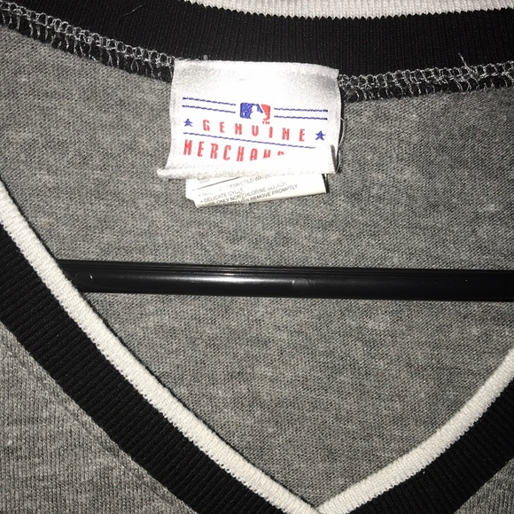 5th & Ocean Pittsburgh Pirates short sleeve v neck - Picture 4 of 5